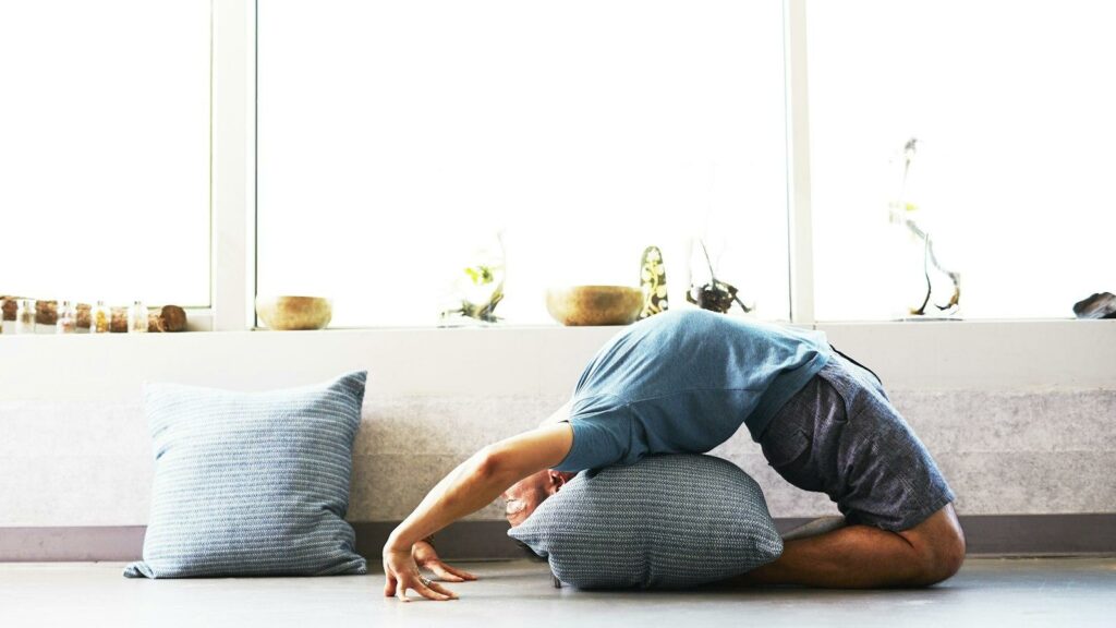 Yoga Restaurativa para Aliviar o Stress e Melhorar o Karma: Um Guia Prático