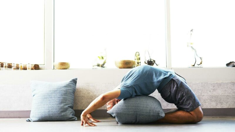 Yoga Restaurativa para Aliviar o Stress e Melhorar o Karma: Um Guia Prático